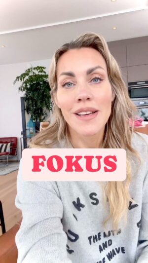 Silje Torp Instagram - Jeg liker å tenke i bilder, det pirrer nysgjerrigheten og gir kraft og kontekst. ✨

Når du skal få prosjekter opp og stå, du har mye på gang eller du føler deg kronisk overveldet eller sammenligner deg med andre hele tiden ...da trenger du å luke ut støy og ha fokus på det viktigste! Det er essensielt å klare å fokusere på de riktige tingene og være tilstede her og nå for å komme dit vi vil!🏁

✅Hvor vil du rette lysstrålen din? Hvor skal du? 
Lag en daglig liste til "bilturen din" 🚗
Lag en mer langsiktig liste til litt lengre "turer". 
Jo klarere du har dette for deg, jo lettere er det å fokusere den unike kraften din. Gjør det enkelt, ikke komplisér!🧐

✅Hva (og hvem) bruker du unødig energi på og kan gi slipp på? Skriv ned hva du kan la luske inn igjen i skogen, i mørket. 🥷 

✅Hva kan vente? 🤚🏻Lag en liste over ting til nye "bilturer" på et senere tidspunkt, korte eller lange. 

Dette var også dagens leksjon i Bøllekanalen min. Bli med! Den er skapt spesifikt for mine kreative, ambisiøse og unike søstre som vet de har mer inne og trenger ⚡️til å komme i gang og FULLFØRE støff!🔥

Det å ha det klart for deg HVA og HVOR  DU VIL med kraften din og dernest sørge for at du er TILSTEDE  er superviktig! 📍

Ved å lære å bruke energien din riktig og sette fokus presist, blir du automatisk sterkere og gir mer faen i ting som ikke egentlig betyr noe. Som hva andre måtte mene om deg eller om du er egoistisk fordi du nerder ivei (nei, det er du ikke!) med dine greier.♥️

KJØR, søs!🔥🏁♥️