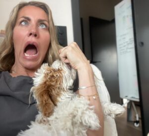 Silje Torp Instagram - Først et bilde av meg fra hjemmekontoret. Jeg har spilt inn et minibøllekurs jeg har kalt "Ta rommet!" som skal gi jenter instant selvtillit ved hjelp av enkle knep og rollespill. Jeg mener nemlig vi alle er mye mer kraftfulle enn det vi går rundt og tror, bare vi tør å leke!🤘🏻🥳 

Ja, og resten er Louie. Louie Louie Louie! Masse Louie!❤️En havapoo-valp på snart 13 uker som jeg mistenker også har litt pirayablod i seg. Endelig fikk jeg en sønn. Tenk at du kan gjøre meg så glad!🐶🥰