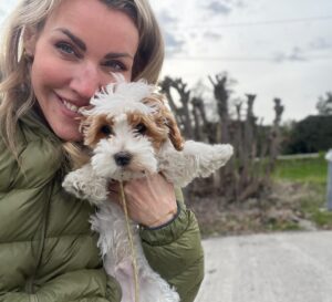 Silje Torp Instagram - Først et bilde av meg fra hjemmekontoret. Jeg har spilt inn et minibøllekurs jeg har kalt "Ta rommet!" som skal gi jenter instant selvtillit ved hjelp av enkle knep og rollespill. Jeg mener nemlig vi alle er mye mer kraftfulle enn det vi går rundt og tror, bare vi tør å leke!🤘🏻🥳 

Ja, og resten er Louie. Louie Louie Louie! Masse Louie!❤️En havapoo-valp på snart 13 uker som jeg mistenker også har litt pirayablod i seg. Endelig fikk jeg en sønn. Tenk at du kan gjøre meg så glad!🐶🥰