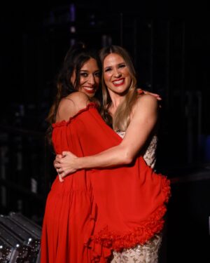 Sílvia Alberto Instagram - O Dança Comigo chegou ao fim, pelo menos por agora. Quero acreditar que regressamos, mas isso, como sabem, não depende de mim. 
Do que de mim dependeu, tentei ao longo de 10 semanas, que lá em casa conseguissem sentir o prazer, a alegria e a felicidade de toda esta equipa. Para nós, gente de afectos, o Dança foi muito mais do que um programa, foi tempo de vida bem aproveitado. E se valeu a pena! Obrigada a todos sem excepção e um obrigada muito especial à minha dedicada equipa.
Parabéns a todos e também à vencedora @ines_ap 🤘e aos bailarinos que a conduziram aqui @renato_barros_nobre e @quina_dance 
À Dança!
#rtppt #endemolpt
#amarianaroxonaoteminstagram
Uma nota para a minha @ines.franco.makeup Não ficaste na fotografia mas fizeste parte do projecto. E sentimos sempre a tua falta😘