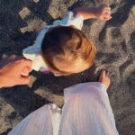 Silvia Mazzieri Instagram - Guardandoti passeggiare a confine dell’azzurro del mare mamma ti augura che tu possa trovare un uomo d’altri tempi come mamma ha trovato papà 🙏 #amore #libertà #rispetto