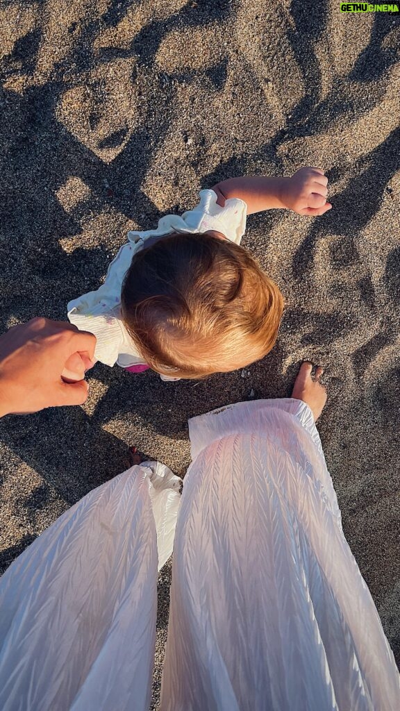 Silvia Mazzieri Instagram - Guardandoti passeggiare a confine dell’azzurro del mare mamma ti augura che tu possa trovare un uomo d’altri tempi come mamma ha trovato papà 🙏 #amore #libertà #rispetto