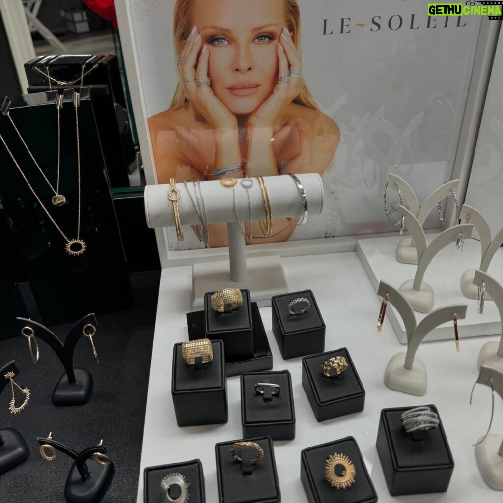 Simona Krainová Instagram - Představení moji kolekce šperků Le Soleil v @makeupinstituteprague.cz pro @klenotyaurumcz ☀️