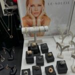 Simona Krainová Instagram – Představení moji  kolekce šperků Le Soleil v @makeupinstituteprague.cz pro @klenotyaurumcz ☀️