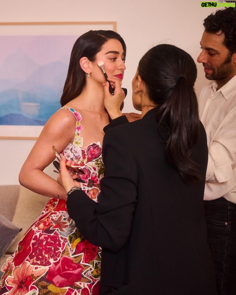 Simona Tabasco Instagram - “For the beauty look on the @marni floral dress, we were inspired by the cinema divas of the past, between the ’50s and ’60s,” says #SimonaTabasco of her #EmmyAwards look. “We wanted to try to convey a sense of lightness and purity.” #TheWhiteLotus star shows us how she got ready for Emmys night at the link in bio. Photos: @kelsey_hale