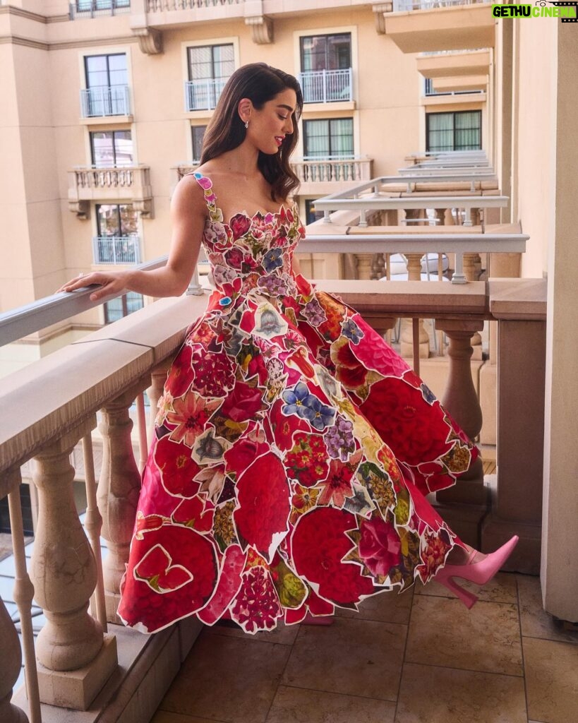Simona Tabasco Instagram - “For the beauty look on the @marni floral dress, we were inspired by the cinema divas of the past, between the ’50s and ’60s,” says #SimonaTabasco of her #EmmyAwards look. “We wanted to try to convey a sense of lightness and purity.” #TheWhiteLotus star shows us how she got ready for Emmys night at the link in bio. Photos: @kelsey_hale
