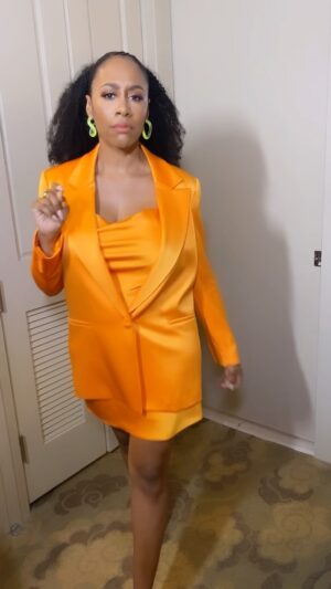 Simone Missick Instagram - Bringing all the 🍊 juice this morning to @cbsmornings 🌞 with my NY Glam-ily back at it again 
@nicky_b_on_hair @keys_rebelle and @robynvictoriaf