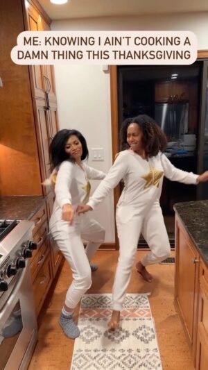 Simone Missick Instagram - Happy Thanksgiving y’all. Don’t stress. Find one reason to be thankful. You woke up this morning. 🤎🤎🤎 @the.r.313 #happythanksgiving #thankgod #thankful #pajamas #iaintstressintoday #iaintcooking
