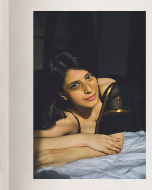 Simran Pareenja Instagram - Ye lamho ki kuve mein roz jhaankti hai 🎵