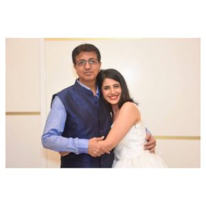 Simran Pareenja Instagram - Daddy's Little Girl👸
#alwaysandforever💝
#happyfathersday 
#myhero🦸‍♂️