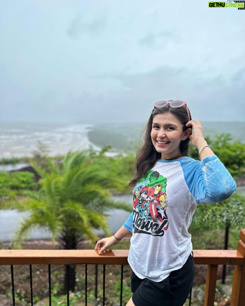 Simran Kaur Hundal Instagram - Nothing to say just hoping that some of you see these pics and can share a smile 😊 #smileplease . . . . . . . . . . . . . . . #simranhundal #simrankaur #simrankaurhundal #smile #beach #roomwithaview #tshirtshorts #nomakeup #raw