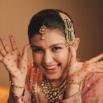 Simran Kaur Hundal Instagram – Sugar and spice ☺️
.
.
.
.
.
.
.
.
.
.
.
.
.

#simrankaur #simrankaurhundal #simranhundal #polki #polkijewellery #polkitikkaset #passa #weddingwear #festivewear #indianwear #punjabi #punjabikudi #mehndi #mehendi