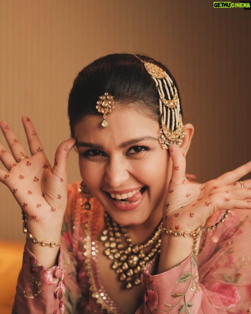 Simran Kaur Hundal Instagram - Sugar and spice ☺️ . . . . . . . . . . . . . #simrankaur #simrankaurhundal #simranhundal #polki #polkijewellery #polkitikkaset #passa #weddingwear #festivewear #indianwear #punjabi #punjabikudi #mehndi #mehendi