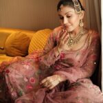 Simran Kaur Hundal Instagram – I’m getting braver to share little insights, don’t know how long it will last 🤭
.
.
.
.
.
.
.
.
.
.
.
.
.
.
#simrankaur #simrankaurhundal #simranhundal #polki #polkijewellery #polkitikkaset #passa #weddingwear #festivewear #indianwear #punjabi #punjabikudi