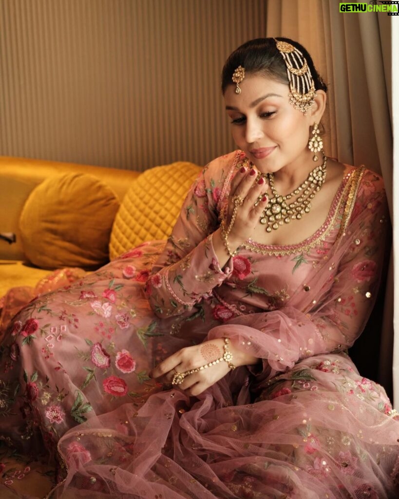 Simran Kaur Hundal Instagram - I’m getting braver to share little insights, don’t know how long it will last 🤭 . . . . . . . . . . . . . . #simrankaur #simrankaurhundal #simranhundal #polki #polkijewellery #polkitikkaset #passa #weddingwear #festivewear #indianwear #punjabi #punjabikudi