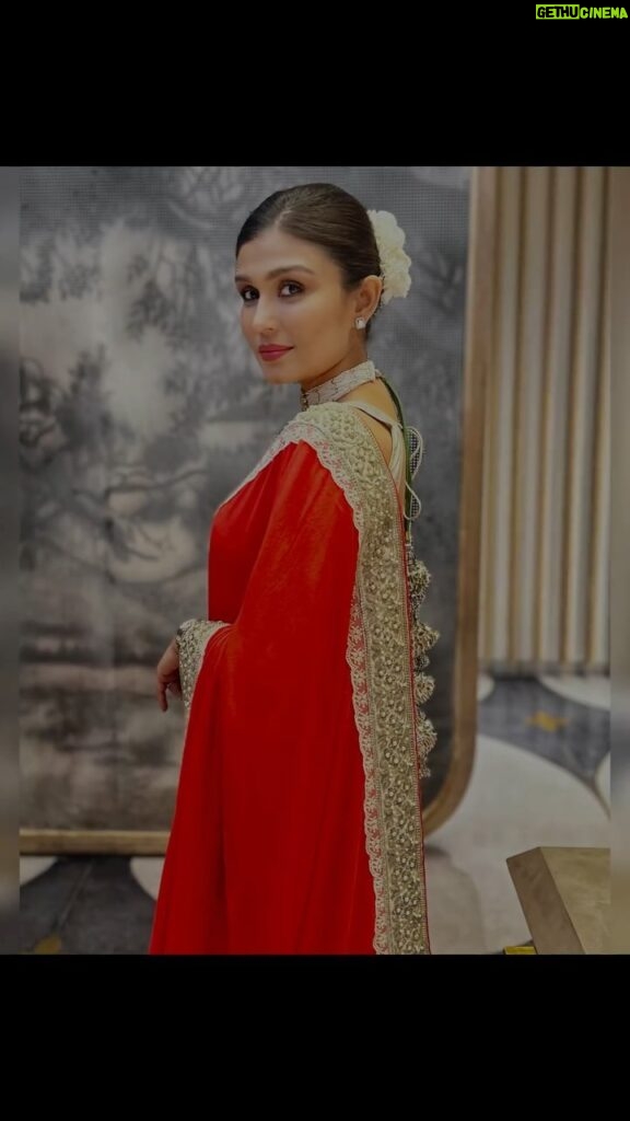 Simran Kaur Hundal Instagram - 🌹 . . . . . . . #simrankaur #simranhundal #simrankaurhundal #saree #sareelove #anamika #redsaree #polkijewellery #polkichoker #weddingsaree #festivewear #indianwear