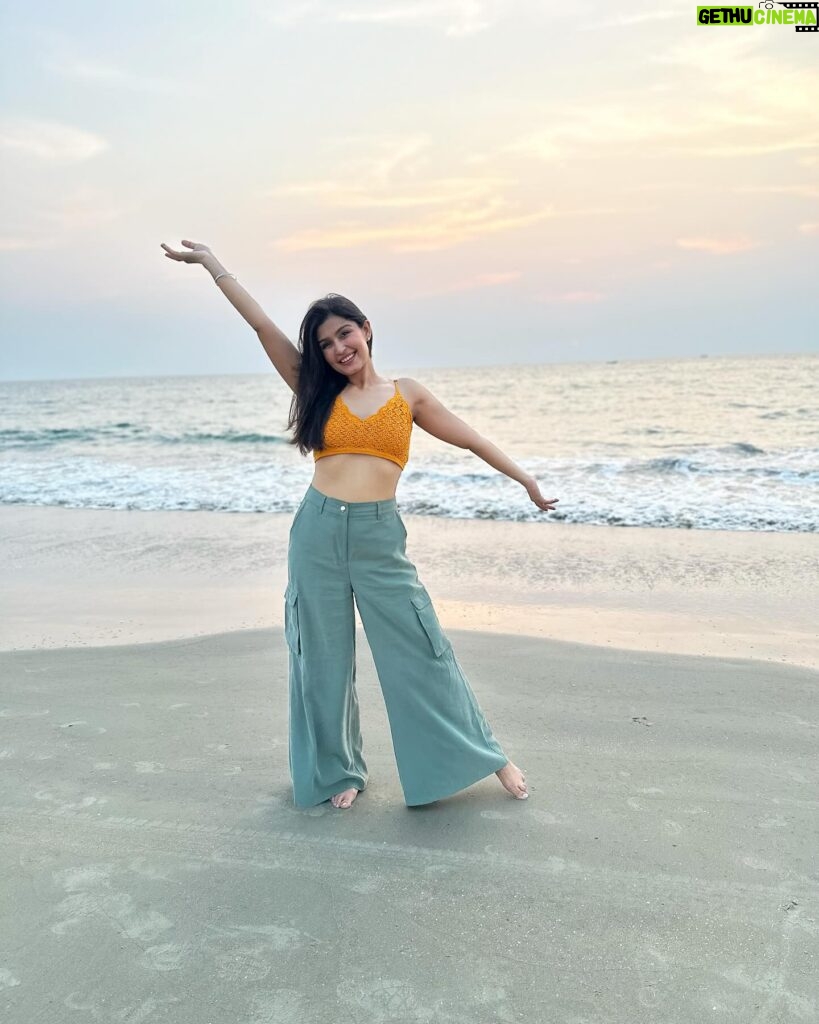 Simran Kaur Hundal Instagram - 🌻🌻🌻 . . . . . . . . . . . . #simranhundal #simrankaurhundal #beachgirl