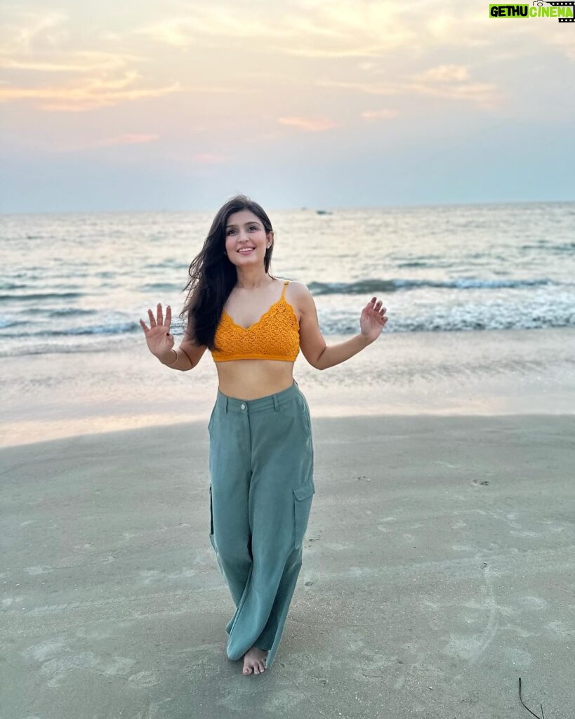 Simran Kaur Hundal Instagram - 🌻🌻🌻 . . . . . . . . . . . . #simranhundal #simrankaurhundal #beachgirl