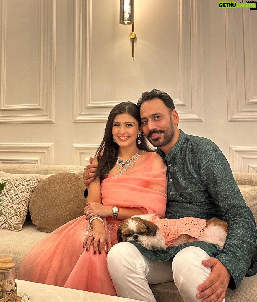 Simran Kaur Hundal Instagram - Happy Bandi Chhor Divas and happy Diwali 🪔🙏🏽 may we all be kind, spread peace, joy and stay humble 🙏🏽 sarbat da bhala 🙂 the world needs it. . . . . . . #simrankaur #simranhundal #simrankaurhundal #diwali #diwali2023 #bandichordivas #festivewear #couplephotography #indianwear #weddingwear