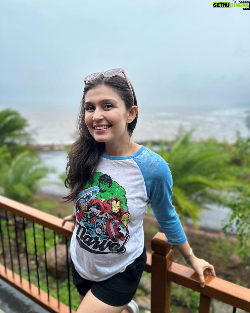 Simran Kaur Hundal Instagram - Nothing to say just hoping that some of you see these pics and can share a smile 😊 #smileplease . . . . . . . . . . . . . . . #simranhundal #simrankaur #simrankaurhundal #smile #beach #roomwithaview #tshirtshorts #nomakeup #raw