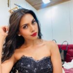 Simran Khan Instagram - Current mindset : Act like the person you want to become.🧚🏻‍♀️✨ . . . . #vanity #shoottime #corset #black #wordsofwisdom #live #peace #beyourownboss #upcoming #work #grind #artist #instagood #picoftheday #actress #simrankhan