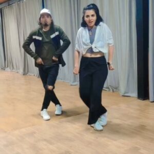 Sindhu Lokanath Instagram - Come fanaaa with us.💃
Choreography- @jusslitat 
Dance studio- @sdc_dance_n_fitness
Partnership with @manj.mj.3 
.
#bollywoodsongs #dancing #livelovedance #danceforlife #danceinmyheart #dancingstars #sandalwood #fanaa #instareels #dancingwiththestars #fun #reels #danceforever #trendingreels #bollywoodreels #fanaareels #yuva #dancingreels #reelsforfun #viralreels#danceforfun#danceyourheartout