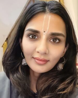 Sindhu Lokanath Instagram - Dono where this new year will head to, where it'll lead us to. I pray and hope that it makes way for kindness in our heart, may we advance spiritually and hope 2024 will be better than all the previous years.
Wish you all a very happy, prosperous & healthy new year❤️
.
#2024 #newyear #newstart #alloveragain