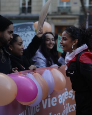 Sindy Michelle Claudia Auvity Instagram - Jour J - manifestation de lutte contre les violences faites aux femmes. Extrêmement fière et émue d’avoir pu avoir notre premier cortège, à l’année prochaine. 🧡💙
Mon ami @benjoyf a la prod’ 🤍
