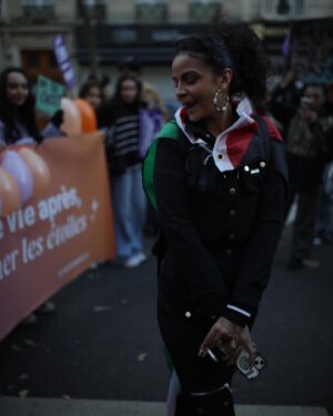 Sindy Michelle Claudia Auvity Instagram - Jour J - manifestation de lutte contre les violences faites aux femmes. Extrêmement fière et émue d’avoir pu avoir notre premier cortège, à l’année prochaine. 🧡💙
Mon ami @benjoyf a la prod’ 🤍