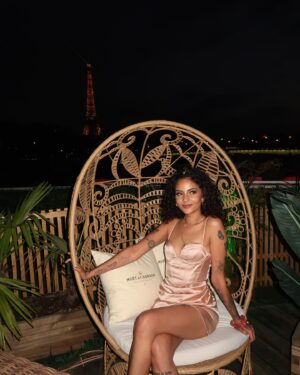 Sindy Michelle Claudia Auvity Instagram - Unposted de mon anniversaire, ca parfait déjà si loin. Ce soir la avec Hanna et Julia on a faillit s’embrouiller a trois reprises, j’ai de quoi faire une sacrée story time. Mon ✨anniversaire de l’enfer✨. 

 Ca y’est on est mi novembre c’est le moment de s’accrocher et de mettre une balayette laser à la dépression saisonnière. Vous vous accrochez à quoi quand vous en avez besoin ? Moi mes proches, et j’ai besoin de calme. Ma famille mes amis de la bonne musique et la paix dans le monde 🤍
