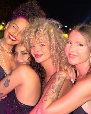 Sindy Michelle Claudia Auvity Instagram - Unposted de mon anniversaire, ca parfait déjà si loin. Ce soir la avec Hanna et Julia on a faillit s’embrouiller a trois reprises, j’ai de quoi faire une sacrée story time. Mon ✨anniversaire de l’enfer✨. 

 Ca y’est on est mi novembre c’est le moment de s’accrocher et de mettre une balayette laser à la dépression saisonnière. Vous vous accrochez à quoi quand vous en avez besoin ? Moi mes proches, et j’ai besoin de calme. Ma famille mes amis de la bonne musique et la paix dans le monde 🤍