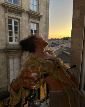 Sindy Michelle Claudia Auvity Instagram - Unposted de mon anniversaire, ca parfait déjà si loin. Ce soir la avec Hanna et Julia on a faillit s’embrouiller a trois reprises, j’ai de quoi faire une sacrée story time. Mon ✨anniversaire de l’enfer✨. 

 Ca y’est on est mi novembre c’est le moment de s’accrocher et de mettre une balayette laser à la dépression saisonnière. Vous vous accrochez à quoi quand vous en avez besoin ? Moi mes proches, et j’ai besoin de calme. Ma famille mes amis de la bonne musique et la paix dans le monde 🤍