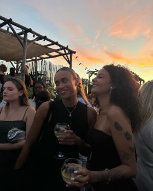 Sindy Michelle Claudia Auvity Instagram - Unposted de mon anniversaire, ca parfait déjà si loin. Ce soir la avec Hanna et Julia on a faillit s’embrouiller a trois reprises, j’ai de quoi faire une sacrée story time. Mon ✨anniversaire de l’enfer✨. 

 Ca y’est on est mi novembre c’est le moment de s’accrocher et de mettre une balayette laser à la dépression saisonnière. Vous vous accrochez à quoi quand vous en avez besoin ? Moi mes proches, et j’ai besoin de calme. Ma famille mes amis de la bonne musique et la paix dans le monde 🤍