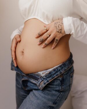 Sindy Michelle Claudia Auvity Instagram - Elle commence à s’installer, cette intolérance au gluten.. 

J’vais pas vous mentir c’est sûrement le plus gros changement de ma vie, ça fait quelques semaines que bébé grandit et il commence a bien investir les lieux. J’me sens si bien, j’espère que ça va durer, j’ai hâte de te rencontrer et de redécouvrir la vie avec toi. 🤍🥹
