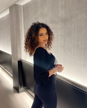 Sindy Michelle Claudia Auvity Instagram - Je fête officiellement mes deux mois sans traitement 😭😭
J’ai pas vraiment de mots pour vous dire comme j’me sens libérée, y’a quelques moi jamais j’aurais cru ça possible. 
J’reprends enfin confiance en mois après ces trois années de tempête, j’recommence a filmer, à photographier et surtout à vivre 🫶🏽

On va pouvoir reprendre la place de bête de meuf que j’ai trop longtemps laissé vacante, comme dis tonton Orel, la fête est finie 🤍