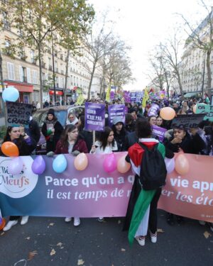 Sindy Michelle Claudia Auvity Instagram - Jour J - manifestation de lutte contre les violences faites aux femmes. Extrêmement fière et émue d’avoir pu avoir notre premier cortège, à l’année prochaine. 🧡💙
Mon ami @benjoyf a la prod’ 🤍