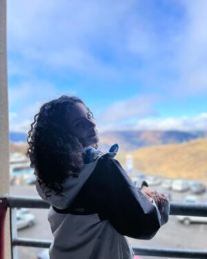 Sindy Michelle Claudia Auvity Instagram - Je fête officiellement mes deux mois sans traitement 😭😭
J’ai pas vraiment de mots pour vous dire comme j’me sens libérée, y’a quelques moi jamais j’aurais cru ça possible. 
J’reprends enfin confiance en mois après ces trois années de tempête, j’recommence a filmer, à photographier et surtout à vivre 🫶🏽

On va pouvoir reprendre la place de bête de meuf que j’ai trop longtemps laissé vacante, comme dis tonton Orel, la fête est finie 🤍