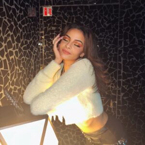Sindy Michelle Claudia Auvity Instagram - Comment vont mes muchachos ? Prêts pour la vidéo de demain ? J'ai des papillons dans le ventre, parce que ça fait longtemps et que la je sais que je reviens, donc ça me met une pression de dingue, mais j'ai surtout hâte que tout redevienne un automatisme. Je voulais sincèrement remercier ceux qui sont restés, parce que ça fait presque un an d'absence si ce n'est mon militantisme. J'ai eu besoin de laisser la place à la femme que je deviens de naître, ya eu tellement de changements que j'ai l'impression d'avoir eu 3 vies. Vous vivez bien les changements en général ? J'ai eu la chance de faire mes expériences ne serait-ce qu'en voyage mais j'avoue que la c'était trop pour un seul homme mdr 
Passez un aussi beau week-end que vous 🌤