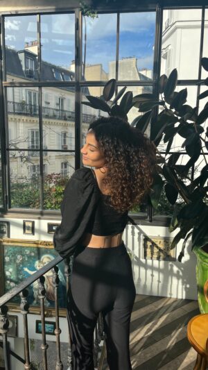 Sindy Michelle Claudia Auvity Instagram - La meilleure dernière décision de mon année 2024 ?? Passer chez One DREAM Paris 

En 1 an et demie depuis ma transition, j’ai jamais rien fait à mes cheveux. Vous connaissez pourtant la dame, j’ai eu les cheveux châtains, noirs, blonds, rouges, violine, gris, roux, j’ai toujours utilisé mes cheveux comme une extension de ma personnalité 🥰

Depuis ma guérison, après le burn out et la depression, J’ai eu besoin de me voir autrement mais j’avais pas envie d’un énorme changement non plus. Je trouvais que mes cheveux ne traduisaient pas la nouvelle Sindy rayonnante, vivante, et en bonne santé 💃🏽

Merci encore une fois aux équipes de @onedreamparis trop trop fortes, trop gentilles et surtout, le salon n’est jamais BLINDÉ, c’est calme, et tu repars avec pleins de conseils. Elles ne prendront pas le risque de te brûler les cheveux, mais elles sont trop fortes pour les couleurs, vives ou plus classique tout en respectant la nature de ton cheveu. Bref mes parisiennes, foncez 🫶🏽
