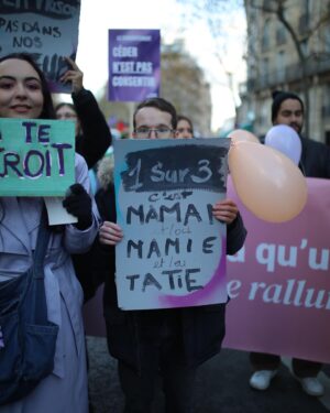 Sindy Michelle Claudia Auvity Instagram - Jour J - manifestation de lutte contre les violences faites aux femmes. Extrêmement fière et émue d’avoir pu avoir notre premier cortège, à l’année prochaine. 🧡💙
Mon ami @benjoyf a la prod’ 🤍