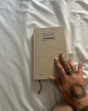 Sindy Michelle Claudia Auvity Instagram - Je t’attendais cet été, en me disant que c’était un beau cadeau de fin de vingtaine, en imaginant déjà les couleurs de ta chambre et toutes les compotes que j’allais pouvoir te concocter. T’as redonné un souffle à ma vie et en quelque jours j’ai énormément grandi, murit et appris. 
J’ai découvert une peine qui coupe le souffle et l’appétit, mais qui renforce énormément de choses. 
J’ai senti notre connexion, ta présence et ton départ. Mais surtout ta force parce que je sais que t’as essayé, c’est dans notre sang de s’accrocher, on est comme ça nous. 
T’as encore plus ouvert mon coeur de femme, merci d’être passé 🤍