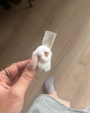 Sindy Michelle Claudia Auvity Instagram - Je t’attendais cet été, en me disant que c’était un beau cadeau de fin de vingtaine, en imaginant déjà les couleurs de ta chambre et toutes les compotes que j’allais pouvoir te concocter. T’as redonné un souffle à ma vie et en quelque jours j’ai énormément grandi, murit et appris. 
J’ai découvert une peine qui coupe le souffle et l’appétit, mais qui renforce énormément de choses. 
J’ai senti notre connexion, ta présence et ton départ. Mais surtout ta force parce que je sais que t’as essayé, c’est dans notre sang de s’accrocher, on est comme ça nous. 
T’as encore plus ouvert mon coeur de femme, merci d’être passé 🤍