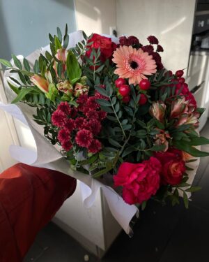 Sindy Michelle Claudia Auvity Instagram - Je t’attendais cet été, en me disant que c’était un beau cadeau de fin de vingtaine, en imaginant déjà les couleurs de ta chambre et toutes les compotes que j’allais pouvoir te concocter. T’as redonné un souffle à ma vie et en quelque jours j’ai énormément grandi, murit et appris. 
J’ai découvert une peine qui coupe le souffle et l’appétit, mais qui renforce énormément de choses. 
J’ai senti notre connexion, ta présence et ton départ. Mais surtout ta force parce que je sais que t’as essayé, c’est dans notre sang de s’accrocher, on est comme ça nous. 
T’as encore plus ouvert mon coeur de femme, merci d’être passé 🤍