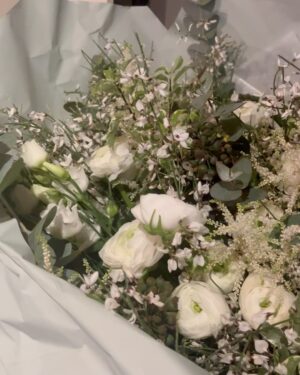 Sindy Michelle Claudia Auvity Instagram - Je t’attendais cet été, en me disant que c’était un beau cadeau de fin de vingtaine, en imaginant déjà les couleurs de ta chambre et toutes les compotes que j’allais pouvoir te concocter. T’as redonné un souffle à ma vie et en quelque jours j’ai énormément grandi, murit et appris. 
J’ai découvert une peine qui coupe le souffle et l’appétit, mais qui renforce énormément de choses. 
J’ai senti notre connexion, ta présence et ton départ. Mais surtout ta force parce que je sais que t’as essayé, c’est dans notre sang de s’accrocher, on est comme ça nous. 
T’as encore plus ouvert mon coeur de femme, merci d’être passé 🤍