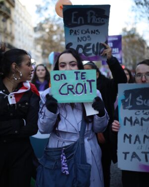 Sindy Michelle Claudia Auvity Instagram - Jour J - manifestation de lutte contre les violences faites aux femmes. Extrêmement fière et émue d’avoir pu avoir notre premier cortège, à l’année prochaine. 🧡💙
Mon ami @benjoyf a la prod’ 🤍