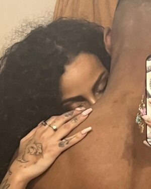 Sindy Michelle Claudia Auvity Instagram - Je t’attendais cet été, en me disant que c’était un beau cadeau de fin de vingtaine, en imaginant déjà les couleurs de ta chambre et toutes les compotes que j’allais pouvoir te concocter. T’as redonné un souffle à ma vie et en quelque jours j’ai énormément grandi, murit et appris. 
J’ai découvert une peine qui coupe le souffle et l’appétit, mais qui renforce énormément de choses. 
J’ai senti notre connexion, ta présence et ton départ. Mais surtout ta force parce que je sais que t’as essayé, c’est dans notre sang de s’accrocher, on est comme ça nous. 
T’as encore plus ouvert mon coeur de femme, merci d’être passé 🤍