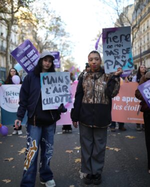 Sindy Michelle Claudia Auvity Instagram - Jour J - manifestation de lutte contre les violences faites aux femmes. Extrêmement fière et émue d’avoir pu avoir notre premier cortège, à l’année prochaine. 🧡💙
Mon ami @benjoyf a la prod’ 🤍