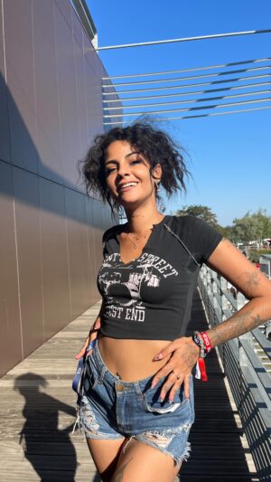 Sindy Michelle Claudia Auvity Instagram - On gagnerai tellement de temps 😭
Tag un pote un peu trop honnête