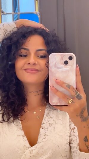 Sindy Michelle Claudia Auvity Instagram - Ma routine capillaire 🫶🏽

Après mon shampoing, j’applique toujours ces trois produits :
Hair primer, smoothie vanille ylang et le kurl potion <3 

Après avoir dessiné ou pas les boucles aux doigts, je met un coup de gelée capillaire et je diffuse ! 🤍