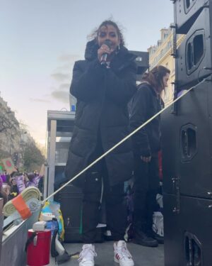 Sindy Michelle Claudia Auvity Instagram - Jour J - manifestation de lutte contre les violences faites aux femmes. Extrêmement fière et émue d’avoir pu avoir notre premier cortège, à l’année prochaine. 🧡💙
Mon ami @benjoyf a la prod’ 🤍